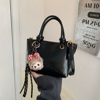 Túi xách nữ kẹp nách đeo chéo da bóng nhăn kèm móc gấu xinh K696