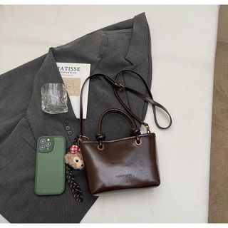 Túi xách nữ kẹp nách đeo chéo da bóng nhăn kèm móc gấu xinh K696