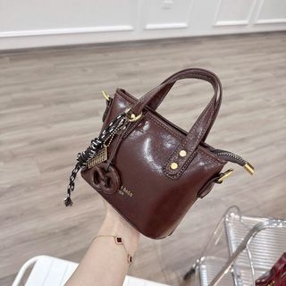 Túi xách nữ, túi đeo chéo da bóng nhăn kèm cham móc 2 loại K695