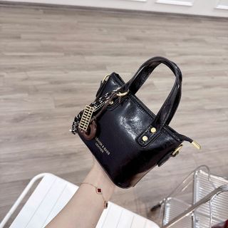 Túi xách nữ, túi đeo chéo da bóng nhăn kèm cham móc 2 loại K695