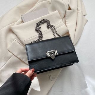 Túi xách nữ kẹp nách đeo chéo khoá gập đen dây đeo xích đen K431