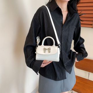 Túi xách nữ kẹp nách đeo chéo 1 quai da nhăn bóng đính nơ bạc K442