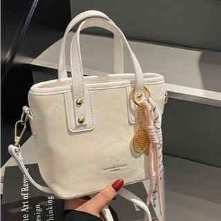 Túi xách nữ, túi đeo chéo da nhung vân đá kèm móc cham K684