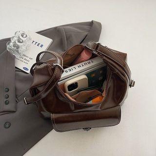 Túi xách nữ kẹp nách đeo chéo da nhăn bóng kết hợp thành balo kèm móc khóa gấu K678