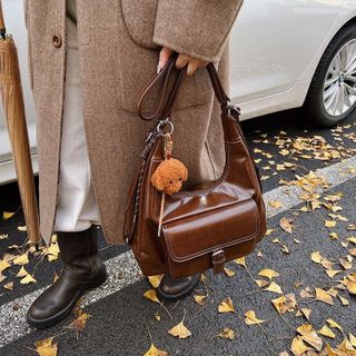 Túi xách nữ kẹp nách đeo chéo da nhăn bóng kết hợp thành balo kèm móc khóa gấu K678