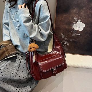 Túi xách nữ kẹp nách đeo chéo da nhăn bóng kết hợp thành balo kèm móc khóa gấu K678