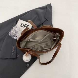 Túi xách nữ kẹp nách đeo chéo đeo vai hai quai dáng thuyền mặt cúc tặng kèm quả bông treo xinh xắn K767