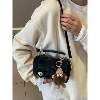 Túi xách nữ kẹp nách đeo chéo đáy tròn, khóa xoay đính kèm móc khóa bông K551