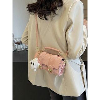 Túi xách nữ kẹp nách đeo chéo đáy tròn, khóa xoay đính kèm móc khóa bông K551