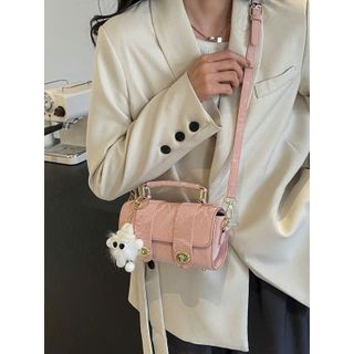 Túi xách nữ kẹp nách đeo chéo đáy tròn, khóa xoay đính kèm móc khóa bông K551