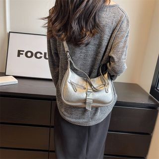 Túi xách nữ kẹp nách đeo chéo dáng thuyền khóa bóp da nhăn bóng K550