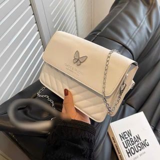 Túi xách nữ kẹp nách đeo chéo chần chỉ nắp trơn gắn hình bướm K542