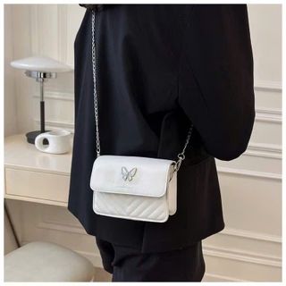 Túi xách nữ kẹp nách đeo chéo chần chỉ nắp trơn gắn hình bướm K542