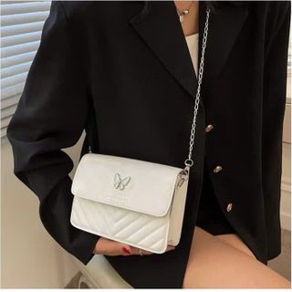 Túi xách nữ kẹp nách đeo chéo chần chỉ nắp trơn gắn hình bướm K542