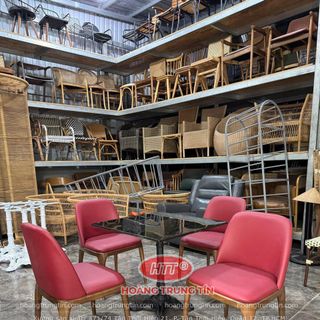 bàn ghế cafe nhà hàng gổ nệm màu đỏ