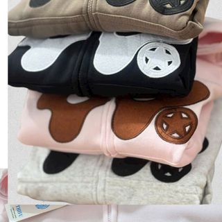 Áo Khoác Thêu Họa Tiết Gợn Sóng – Phong Cách Thời Trang và Tiện Lợi