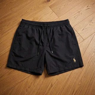 Short Polo nam basic.  Chất dù trơn, có lót lưới phía trong.  Có túi rút đựng mỗi sản phẩm.  Logo thêu tỉ mỉ.