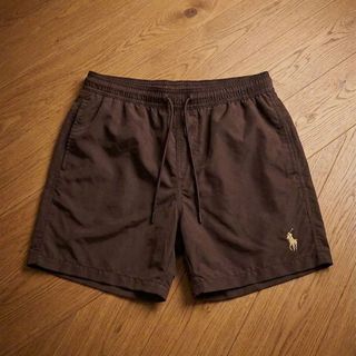 Short Polo nam basic.  Chất dù trơn, có lót lưới phía trong.  Có túi rút đựng mỗi sản phẩm.  Logo thêu tỉ mỉ.