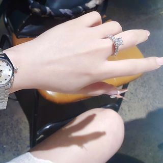 ĐỒNG HỒ NỮ CHÍNH HÃNG SCOTTYE MẶT TRÒN KIM CON ONG XOAY DÂY THÉP BẠC FULLBOX GIÁ MỚI