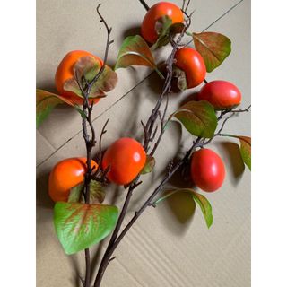 Cành quả hồng anlee 7 quả size6cm 5 lá cao 85cm chất liệu xốpcứng phủ silicon màu và lá có hiệu ứng chân thật
