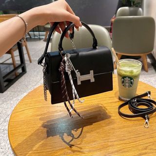 Túi Chữ H mới. Hàng Kĩ Kèm chamr treo . Size :20. Có dây đeo đủ. ( Hàng Giá Tận Xưởng )