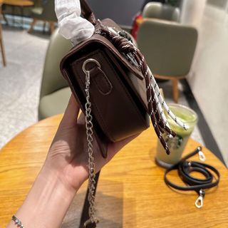 Túi Chữ H mới. Hàng Kĩ Kèm chamr treo . Size :20. Có dây đeo đủ. ( Hàng Giá Tận Xưởng )