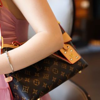 Túi hàng kĩ Da LV fom căng đét. Mã mới của LV Size :25