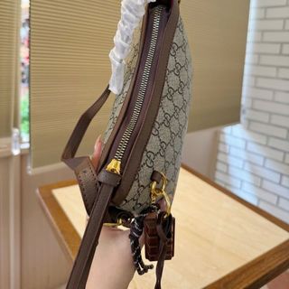 Túi GC hàng kĩ kẹp nách Kèm chamr treo , Size  20