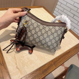 Túi GC hàng kĩ kẹp nách Kèm chamr treo , Size  20