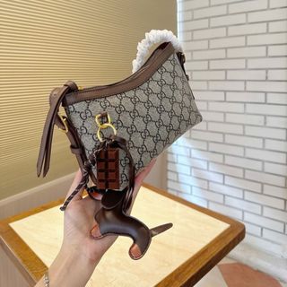 Túi GC hàng kĩ kẹp nách Kèm chamr treo , Size  20