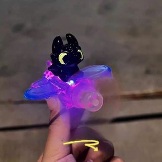 Máy Bay Rồng Răng Sún LED Năng Lượng Gió – Đồ Chơi Trang Trí Xe Cực Dễ Thương KHAIHUYAUTO