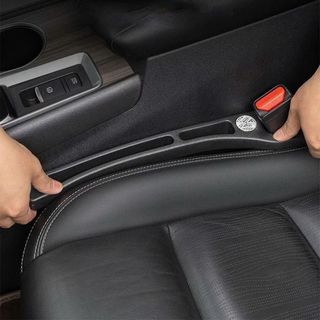 Miếng Chặn Khe Ghế Chất Liệu Polyurethane -Thiết Kế Thông Minh Có Khe Để Điện Thoại Và Chìa Khoá Trên Xe ô Tô