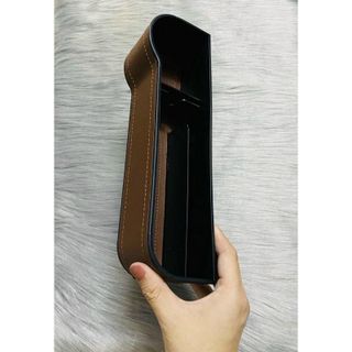 [Mã 77LIFESALE giảm 10% đơn 99K] 1 Khay cốc Để Đồ Bọc Da Cao Cấp Nhét Khe Ghế Ô Tô