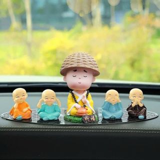 Sét 5 Món Tượng Tu Sĩ Nón Rơm Và Bộ Tứ Không Tặng Thảm, Ở Đâu Có Phật Ở Đó Có Bình An - Otofunmoclan