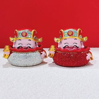 Ông Thần Tài Ngồi Trong Hũ Tiền Và Thỏi Vàng Đính Đá Phúc Lộc May Mắn Decor Taplo Ô Tô,Ban Thần Tài,Bàn Làm Việc