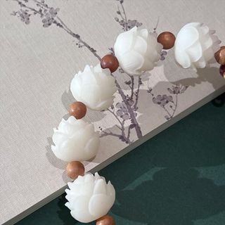 Khánh Phật Liên Hoa Sen Trắng Gỗ Hoàng Dương Treo Xe Ô Tô - Vạn Sự Bình An