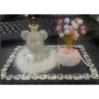set gấu đội vương miện đứng trên đế đá viền lông hình trái tim,trang trí taplo