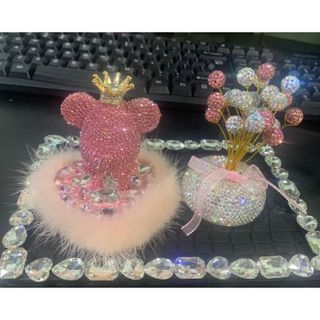 set gấu đội vương miện đứng trên đế đá viền lông hình trái tim,trang trí taplo