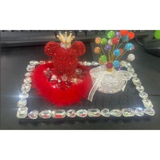 set gấu đội vương miện đứng trên đế đá viền lông hình trái tim,trang trí taplo