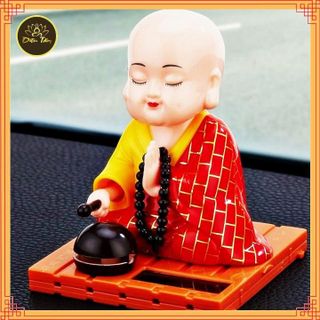 Tượng phật chú tiểu gõ mõ tụng kinh để taplo trang trí xe hơi ô tô