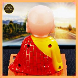 Tượng phật chú tiểu gõ mõ tụng kinh để taplo trang trí xe hơi ô tô