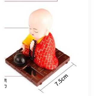Tượng phật chú tiểu gõ mõ tụng kinh để taplo trang trí xe hơi ô tô