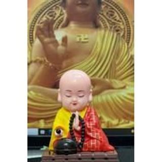 Tượng phật chú tiểu gõ mõ tụng kinh để taplo trang trí xe hơi ô tô