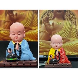 Tượng phật chú tiểu gõ mõ tụng kinh để taplo trang trí xe hơi ô tô