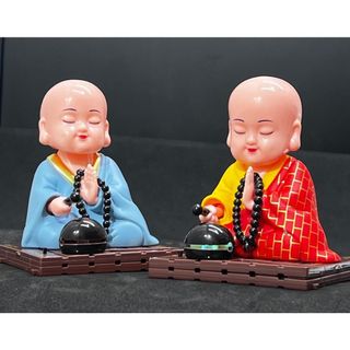 Tượng phật chú tiểu gõ mõ tụng kinh để taplo trang trí xe hơi ô tô
