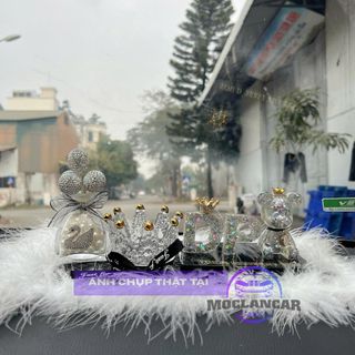Set Gấu Pha Lê Beerrick Chữ D&P Đính Đá Trang Trí Ô Tô, Phụ Kiện Nội Thất Xe Sang Trọng