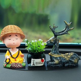 Chú Tiểu Áo Vàng Bên Hươu Tuần Lộc-Mang Lại An Toàn Và May Mắn Cho Chủ Xe