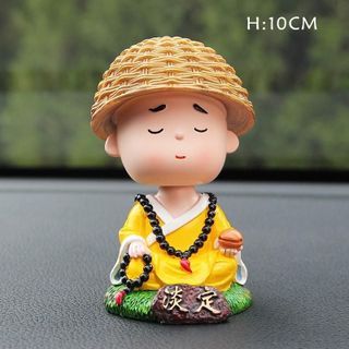 Chú Tiểu Áo Vàng Bên Hươu Tuần Lộc-Mang Lại An Toàn Và May Mắn Cho Chủ Xe