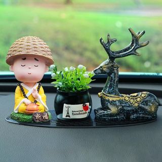 Chú Tiểu Áo Vàng Bên Hươu-Tuần Lộc-Mang Lại An Toàn Và May Mắn Cho Chủ Xe
