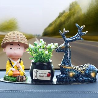 Chú Tiểu Áo Vàng Bên Hươu-Tuần Lộc-Mang Lại An Toàn Và May Mắn Cho Chủ Xe